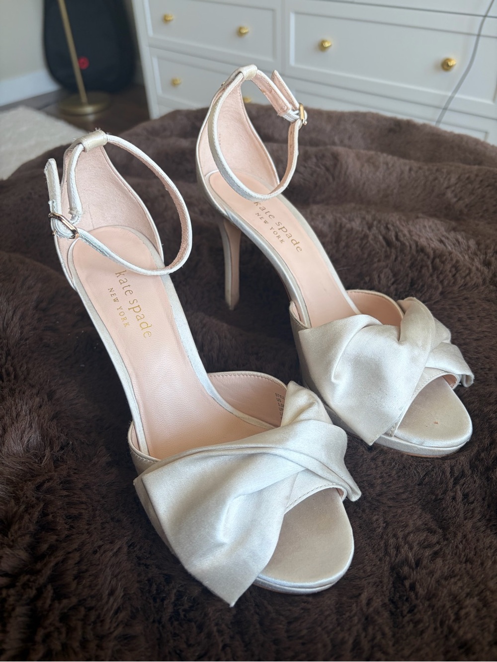 Kate Spade New York Bridal Bow Ivory Satin Hight Heel Sandals Size 5.5W